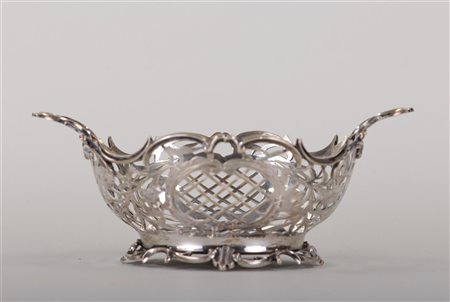 An openwork silver bonbon basket, Van Kempen and Begeer. 132 grams.Diam. 16 cm.