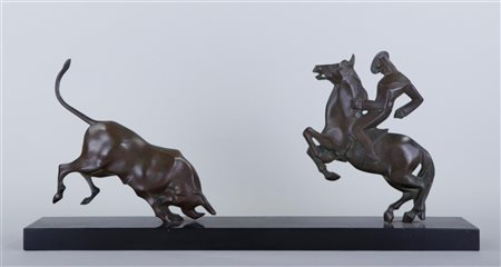 A mantelpiece with picador and bull. Circa 1920.L. 60 cm.