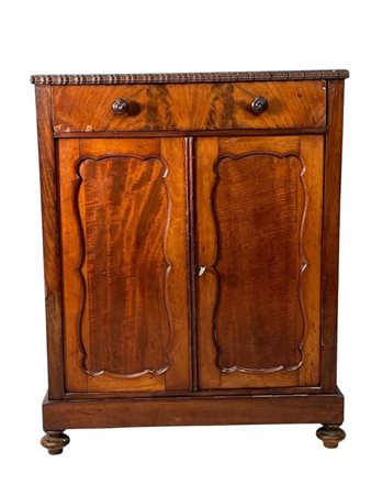 A Biedemij masterpiece in the form of a hall cupboard.70 x 55 x 17 cm.