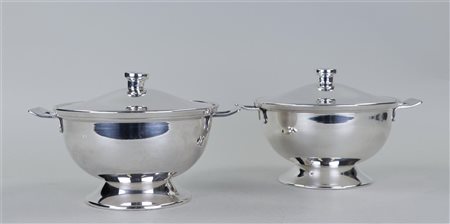 A set of two silver-plated covered dishes.Diam. 20 cm.