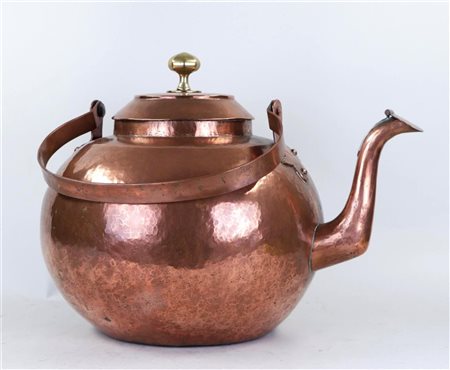 A very large copper kettle, early 20th century. Height: 42 cm.