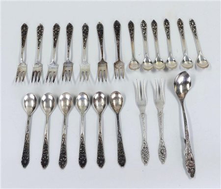 A lot of various Djokja silver spoons and forks. 275 grams.