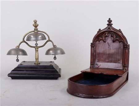 A lot consisting of an altar bell and an offering block. 19th century.