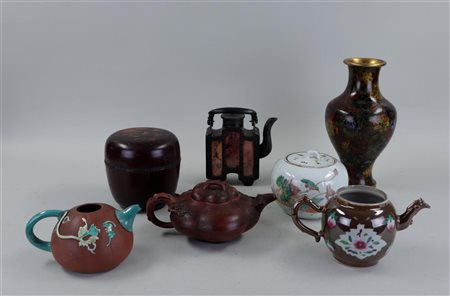 A lot of Chinese, consisting of, among other things, Yixing teapots, a cast...