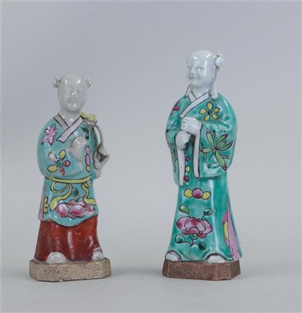 A lot of two famile rose figures. China, 19th century.H. 16 cm.