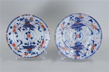 A set of two Imari plates with floral decoration. China, 18th century.