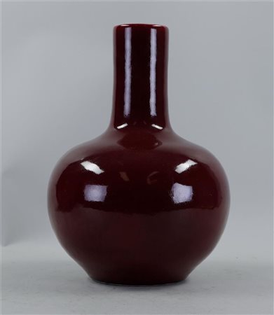 A sang de bouef pipe vase, marked on the bottom. China, 20th century.32 x 20 cm.