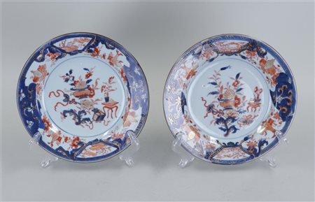 A set of two Imari plates with floral decoration China, 18th century. Chips...