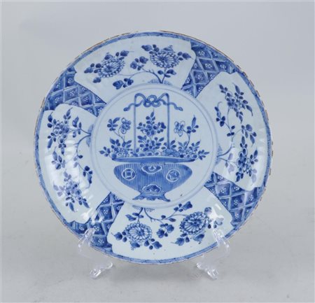 A porcelain reribelde with flower basket decoration. China, Kangxi. Edge damage.