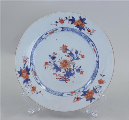 An Imari board with floral decorationChina, 18th century.Diam. 21 cm.