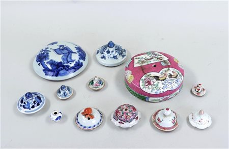 A collection of various porcelain lids. China, 18/19/20th century. In various...