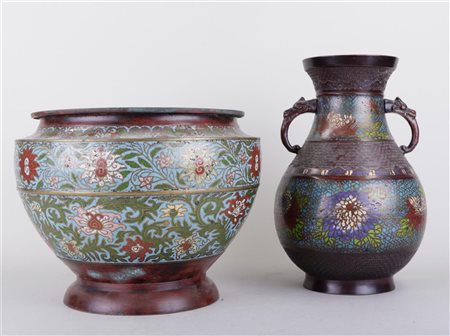 A lot of (2) Cloisonne cashepot and a vase, China, 19th century. The first...