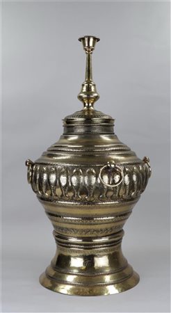 A large brass pot with decoration of fish. Series, circa 1900.H. 75 cm.