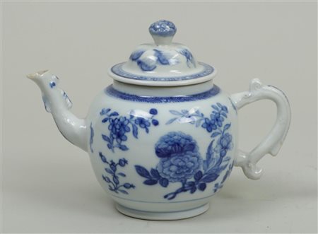 A porcelain teapot with floral decoration. China, 18th century.15 x 18 cm.