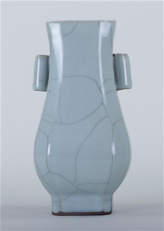 A crackle glaze guan hu vase. China, 19/20th century.H. 15,5 cm.