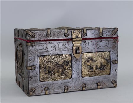 A Chinese box covered with various types of metal. 20th century.20 x 17 x 28 cm.