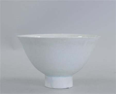 A porcelain Sung bowl on a high foot (early ming).Hoogte 10 cm. Diam 16 cm.