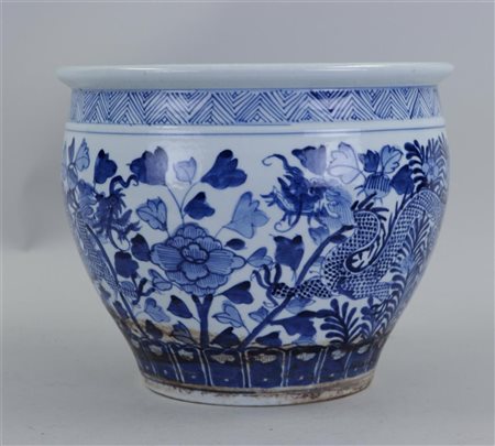 A porcelain cachepot with dragon decoration. China, 20th century.22 x 17 cm.