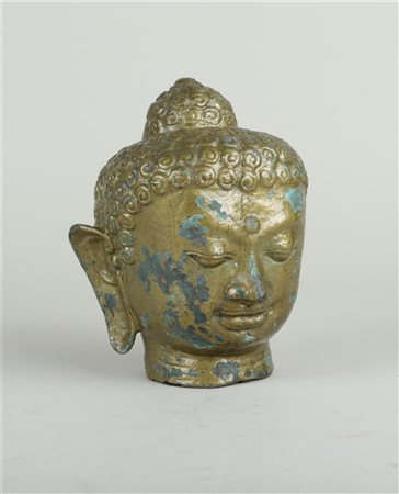 A bronze gold painted Buddha head. Probably Cambodia, circa 1900.16,5 x 15 cm.