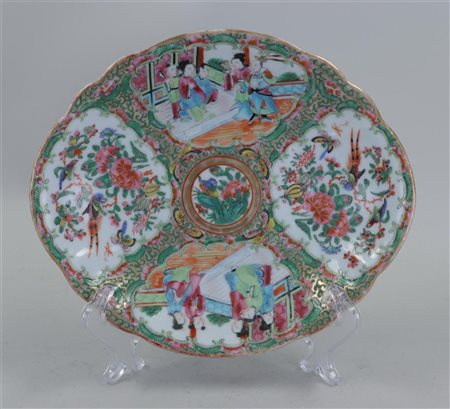 A porcelain oval dish with Canton decoration. China, 19th century.Diam.