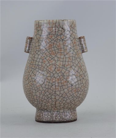 A celadon cong vase. China, 19/20th century.H. 19 cm.