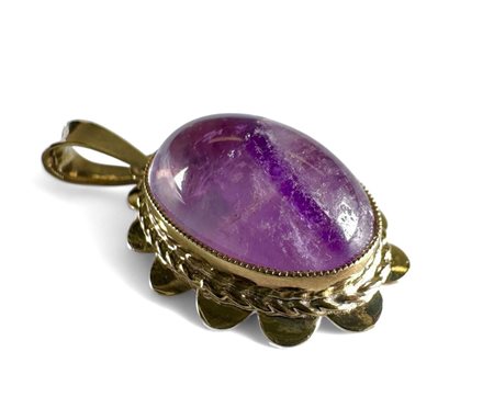 14 kt yellow gold pendant set with a cabochon cut oval amethyst gemstone....