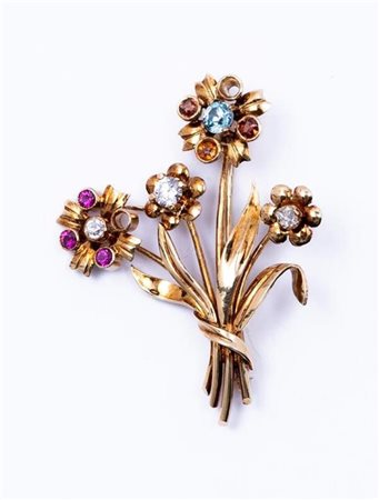 14kt Yellow gold Edwardian style brooch in the shape of a bouquet. The brooch...