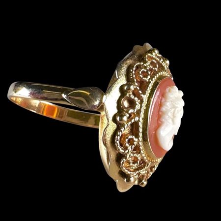 14kt yellow gold ring with twisted elements, set with an oval cameo. Ring...