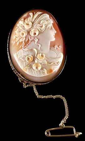 A 14kt yellow gold large cameo brooch in gold mounting with extra safety...