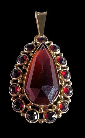 14kt yellow gold drop-shaped pendant, set with garnet. Dimensions: 37 mm x...