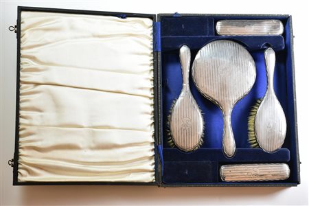 SET DA TOILETTE INGLESE, BIRMINGHAM, 1925-1926 elegante set da toilette di...