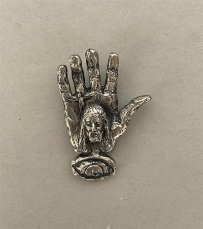 Aladino Ghioni (Treviso, 1936) 
Mano di Cristo. Ciondolo in argento. 
 