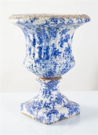  
Vaso a cratere in maiolica invetriata bianca e blu. Francia. Seconda metà del XIX secolo.  
 