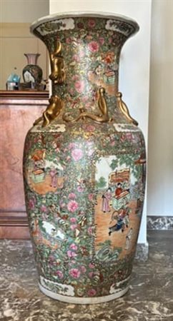  
Grande vaso in porcellana policroma famiglia rosa. Cina, XIX-XX secolo. 
 