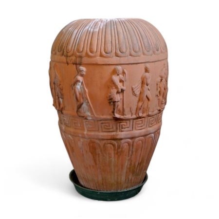 Orcio in terracotta, con teoria di figure classiche in rilievo