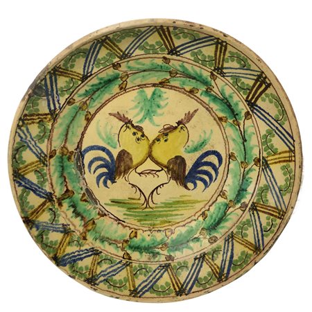 Piatto di Caltagirone in ceramica decorata e smaltata policroma con raffigurazione di coppia di galli, Fine 19°  secolo