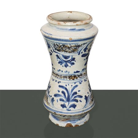 Albarello in maiolica di Caltagirone decorata a mano nei toni blu e manganese a motivi floreali, 18°  secolo