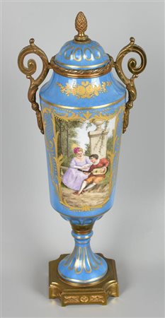 VASO AD URNA IN PORCELLANA DI SEVRES decorato a mano con scene galanti e...