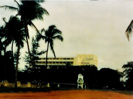 KUDZOVI KOKOROKO Hôtel Le Benin à Lome, 1996 Fotografia a colori – es. 1/2...