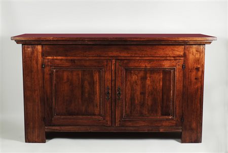 GRANDE CREDENZA IN NOCE - WALNUT CUPBOARD fronte ad un cassetto e due...