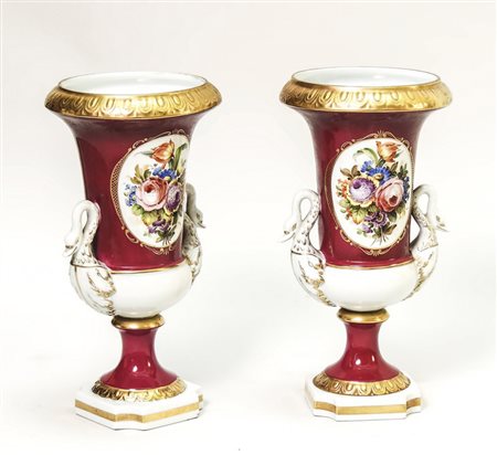 COPPIA DI VASI MEDICEI IN PORCELLANA POLICROMA - PAIR OF PORCELAIN...