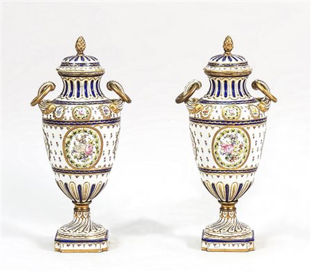 COPPIA DI VASI A BALAUSTRO IN PORCELLANA POLICROMA - PAIR OF PORCELAIN...