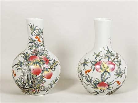 COPPIA DI VASI IN PORCELLANA - PAIR OF PORCELAIN VASES Cina - China corpo...