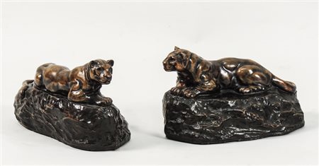 COPPIA DI FERMALIBRI IN METALLO PATINATO - PAIR OF PATINATED METAL BOOKENDS...