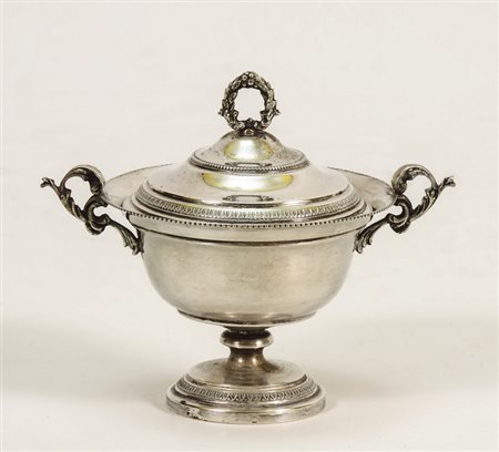 ZUCCHERIERA IN ARGENTO - SILVER SUGAR BOWL sbalzata con motivi di palmette,...