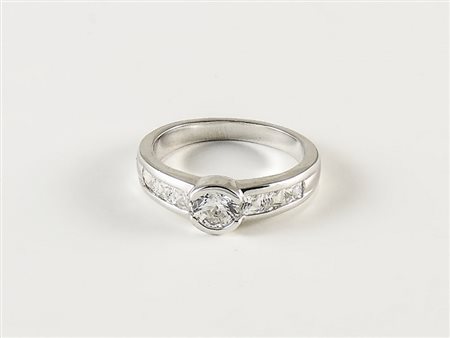 ANELLO IN ORO BIANCO - WHITE GOLD AND DIAMOND RING centrato da brillante...