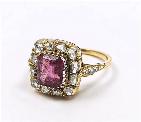 ANELLO A CUSCINO IN ORO GIALLO, RUBINO E ROSE DI DIAMANTE - GOLD, RUBY AND...