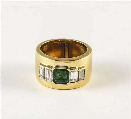 ANELLO A FASCIA IN ORO GIALLO - GOLD, EMERALD AND DIAMOND RING centrato da...