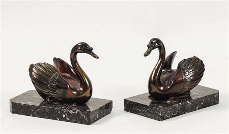 COPPIA DI FERMALIBRI IN METALLO PATINATO - PAIR OF PATINATED METAL BOOKENDS...