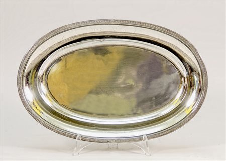 VASSOIO OVALE IN ARGENTO - OVAL SILVER TRAY bordo sbalzato a palmette cm...